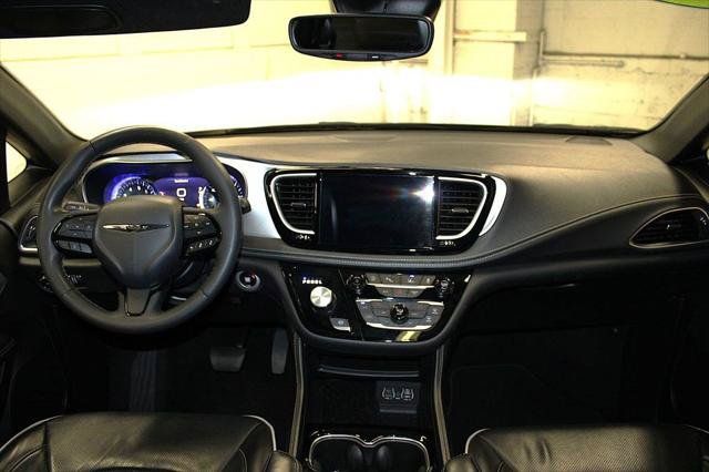 Certified 2025 Chrysler Pacifica Limited FWD image 9