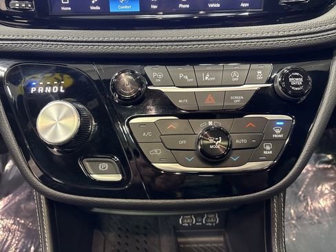 Used 2025 Chrysler Pacifica Limited image 24