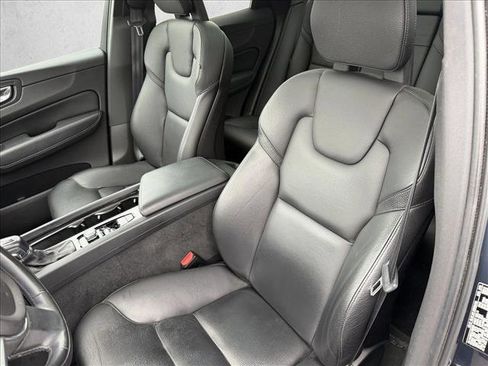 Used 2018 Volvo XC60 T5 Momentum w/ Convenience Package image 11