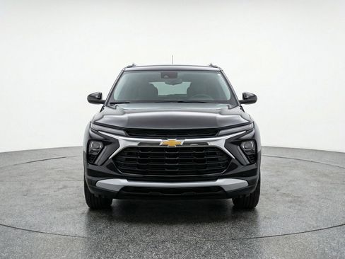 Used 2025 Chevrolet TrailBlazer LT image 2