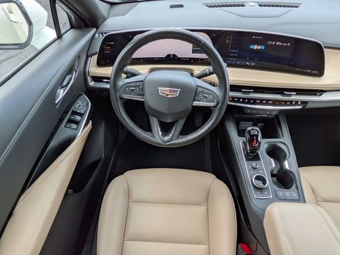 Used 2024 Cadillac XT4 Luxury w/ Cold Weather Package FWD image 18