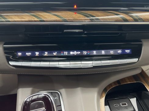 Used 2021 Cadillac Escalade ESV Premium Luxury Platinum image 16