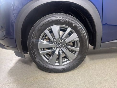 Used 2024 Nissan Pathfinder SV image 3