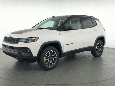 Used 2025 Jeep Compass Trailhawk image 3