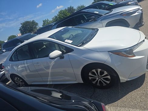 Used 2022 Toyota Corolla LE FWD image 2