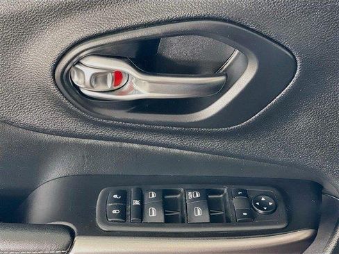 Used 2019 Jeep Cherokee Latitude w/ Cold Weather Group AWD/4WD image 20