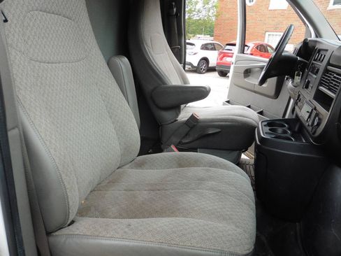 Used 2015 Chevrolet Express 2500 RWD image 17