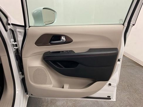 Used 2017 Chrysler Pacifica Touring-L image 29