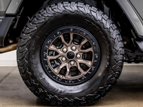 Used 2021 Jeep Wrangler Unlimited Sahara w/ Cold Weather Group AWD/4WD image 39