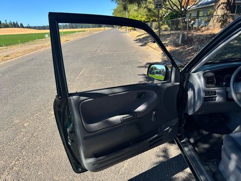 Used 2002 Chevrolet Tracker 4WD Convertible image 23