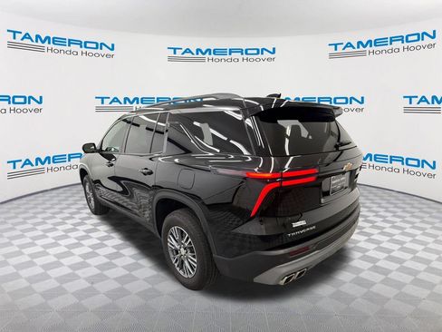 Used 2025 Chevrolet Traverse LT w/ Driver Confidence Package FWD image 3