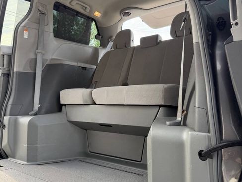 Used 2016 Toyota Sienna LE FWD image 18
