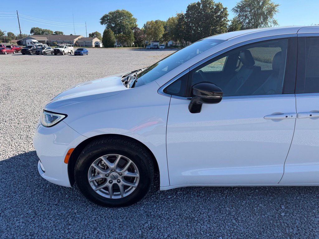 Used 2025 Chrysler Pacifica Select FWD image 28