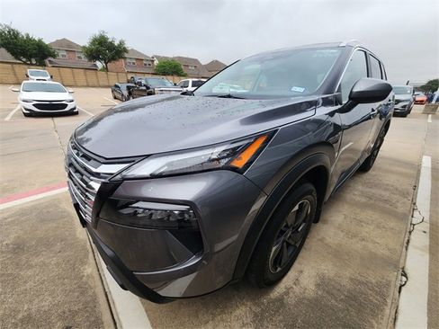 Used 2025 Nissan Rogue SV w/ SV Premium Package FWD image 2