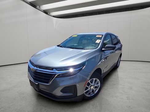 Used 2023 Chevrolet Equinox LS w/ LS Convenience Package AWD/4WD image 2
