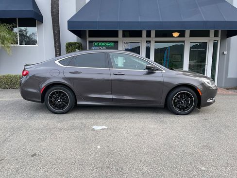 Used 2015 Chrysler 200 Limited w/ Convenience Group image 4