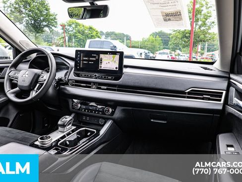 Used 2025 Mitsubishi Outlander SE FWD image 32