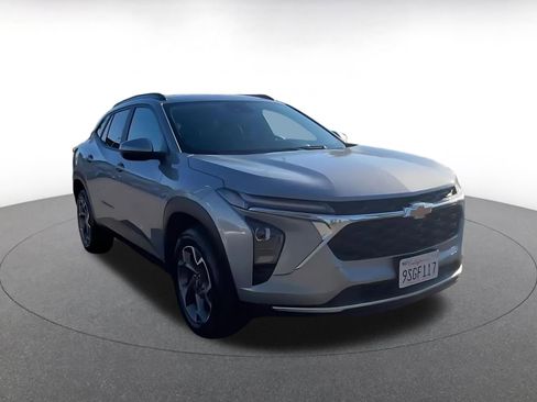 Used 2025 Chevrolet Trax LT image 3