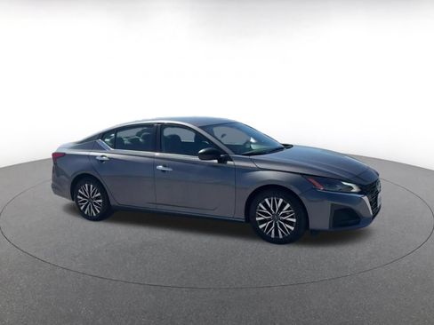 Used 2025 Nissan Altima 2.5 SV FWD image 2