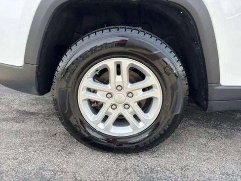 Used 2023 Jeep Grand Cherokee Laredo AWD/4WD image 12