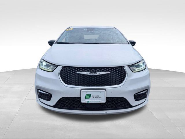 Used 2024 Chrysler Pacifica Limited FWD image 2