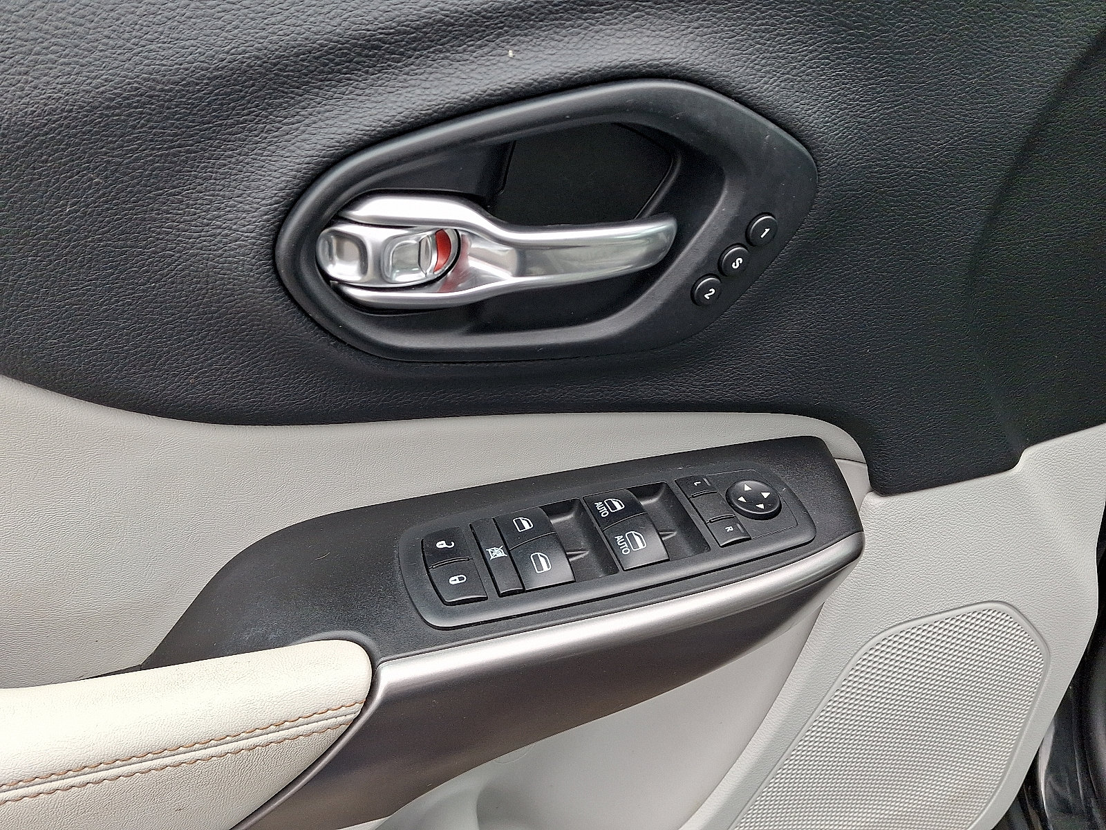 Certified 2019 Jeep Cherokee Limited AWD/4WD image 12