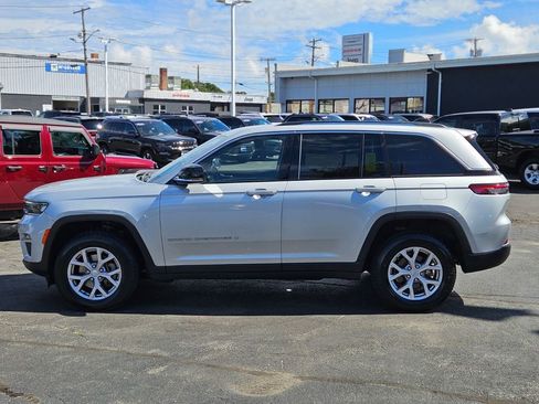 Used 2022 Jeep Grand Cherokee Limited image 2