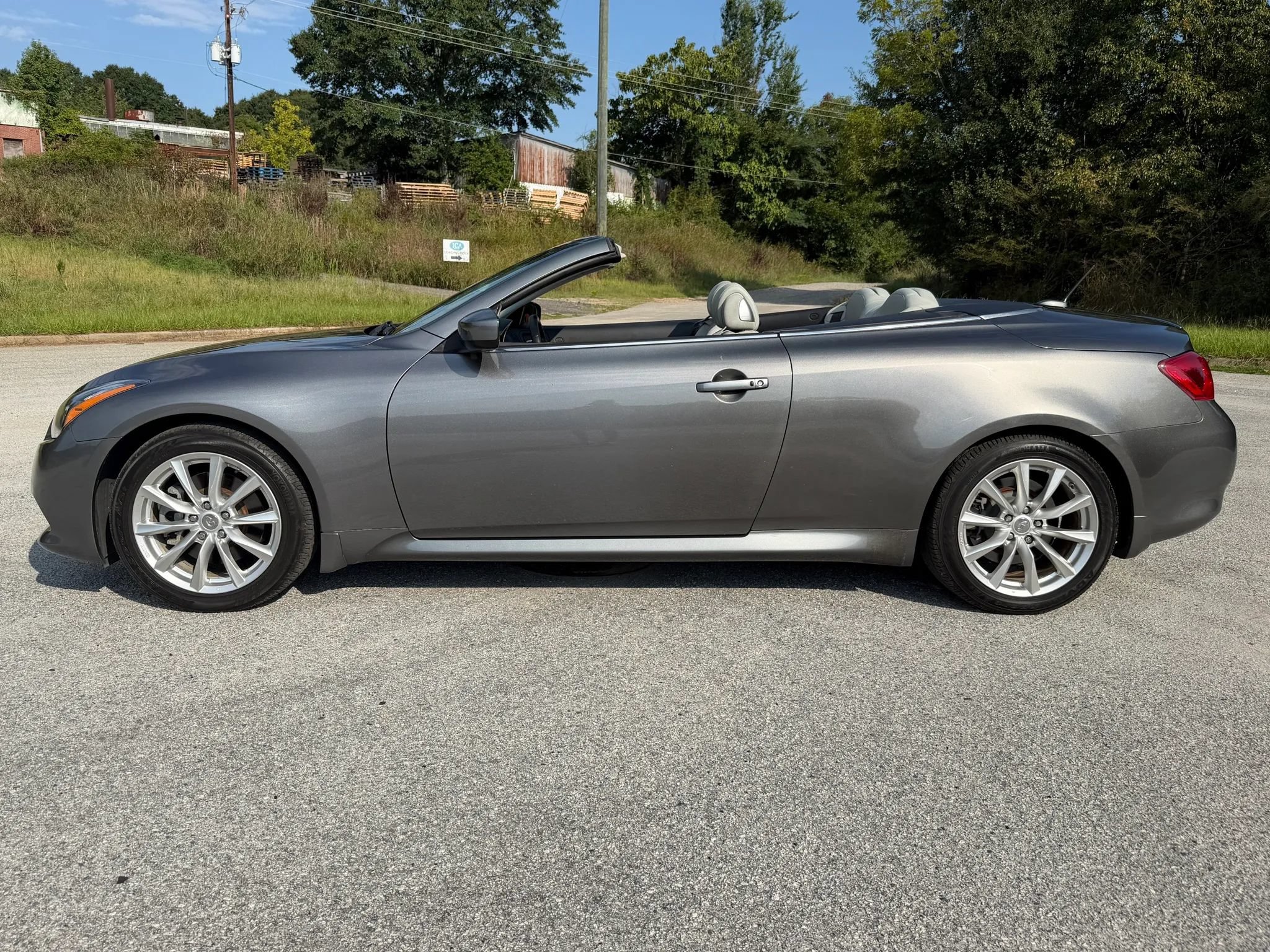 Used 2012 INFINITI G37 Convertible w/ Premium Pkg RWD image 2