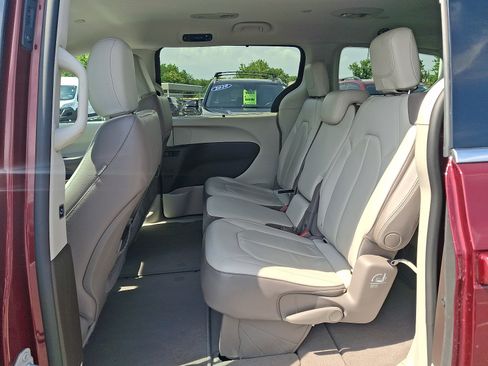 Used 2017 Chrysler Pacifica Touring-L w/ Tire & Wheel Group FWD image 10