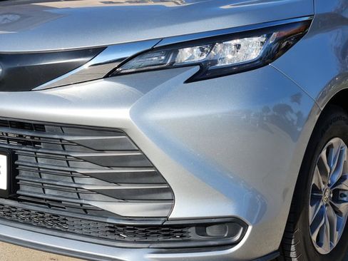 Used 2022 Toyota Sienna LE image 9