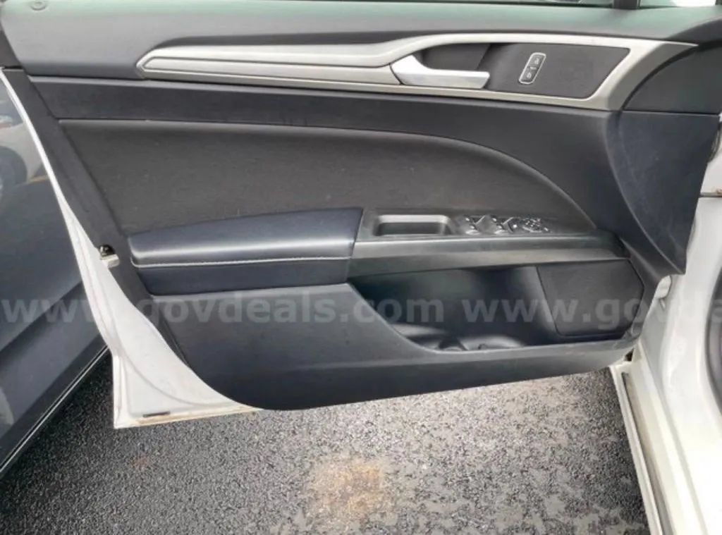 Used 2019 Ford Fusion SE FWD image 11