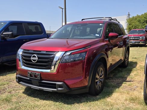 Used 2023 Nissan Pathfinder SV FWD image 3