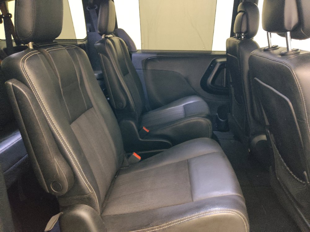 Used 2014 Chrysler Town & Country S FWD image 19