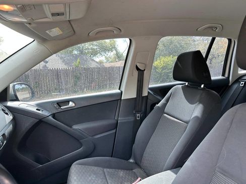 Used 2013 Volkswagen Tiguan S image 32