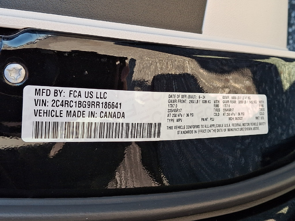 Used 2024 Chrysler Pacifica Touring-L FWD image 28