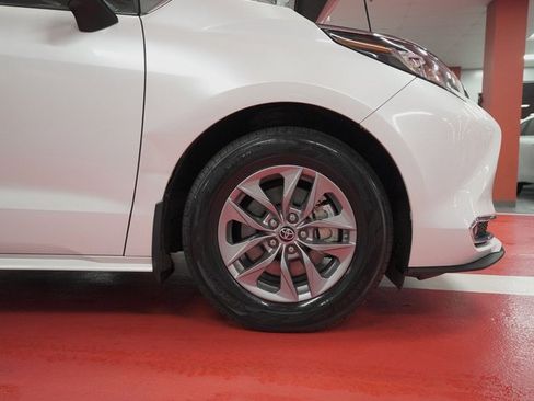 Used 2023 Toyota Sienna XLE w/ XLE Plus Package image 27