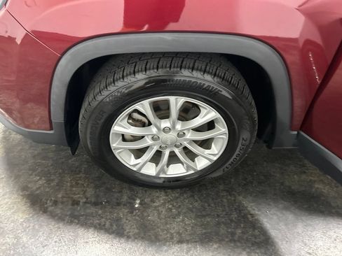 Used 2019 Jeep Cherokee Latitude w/ Cold Weather Group FWD image 18
