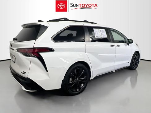 Used 2021 Toyota Sienna XSE FWD image 4