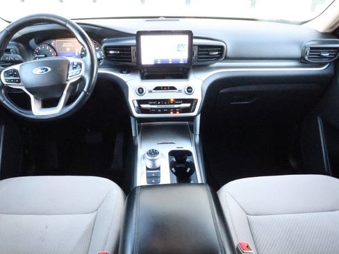 Used 2022 Ford Explorer XLT image 9
