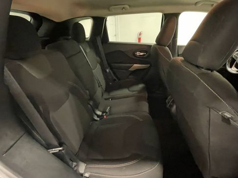 Used 2017 Jeep Cherokee Latitude w/ Cold Weather Group AWD/4WD image 22
