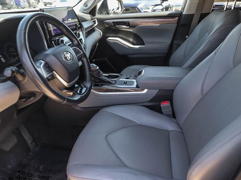 Used 2023 Toyota Highlander Limited FWD image 17
