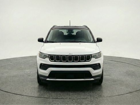 Used 2025 Jeep Compass Limited AWD/4WD image 2