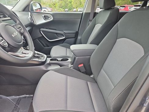 Used 2025 Kia Soul LX w/ LX Technology Package FWD image 14