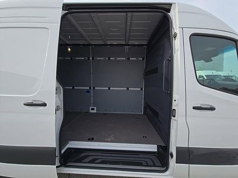 Used 2025 Mercedes-Benz Sprinter 2500 image 8