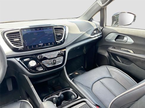 Used 2026 Chrysler Pacifica Limited FWD image 24