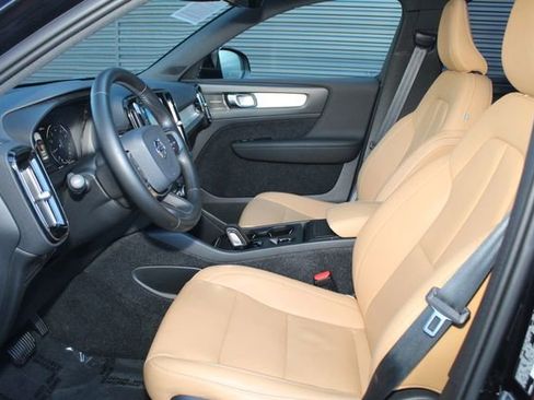 Used 2020 Volvo XC40 T5 Momentum w/ Protection Package Premier image 5