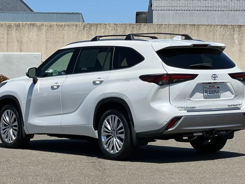 Certified 2024 Toyota Highlander Platinum AWD/4WD image 7