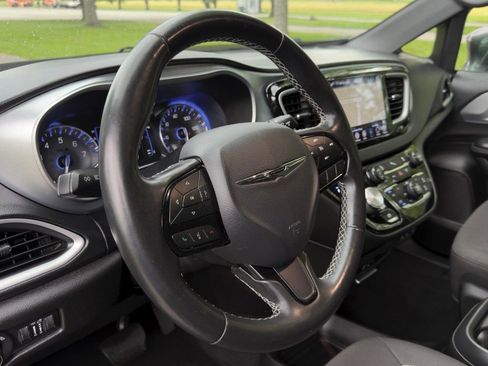 Used 2020 Chrysler Pacifica Touring w/ S Appearance Package FWD image 11