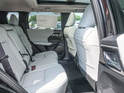 New 2025 Mitsubishi Outlander AWD image 17