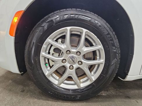 Used 2023 Chrysler Voyager LX image 34